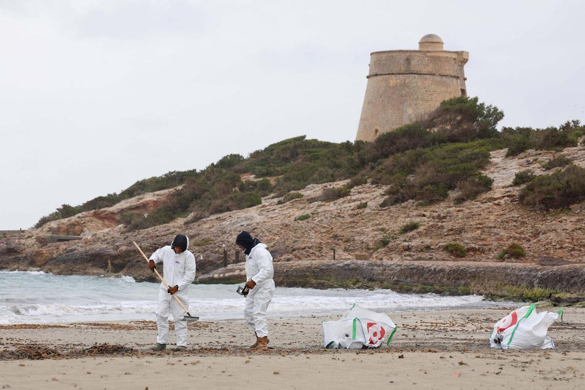 Trabajos de limpieza en la Xanga y Platja d’en Bossa de los restos del yate incendiado en Ibiza