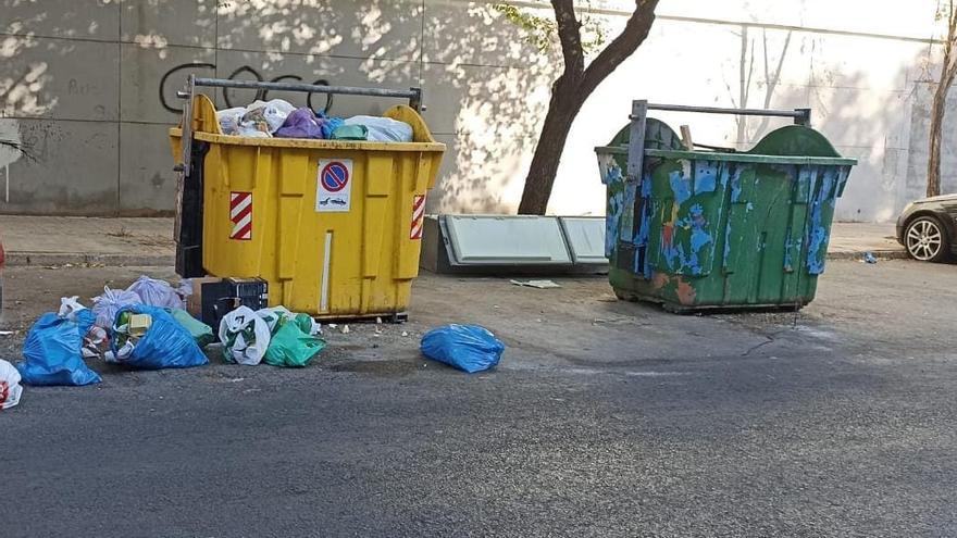 Contenedor repleto de basura en una de las calles del barrio del Guadalquivir.