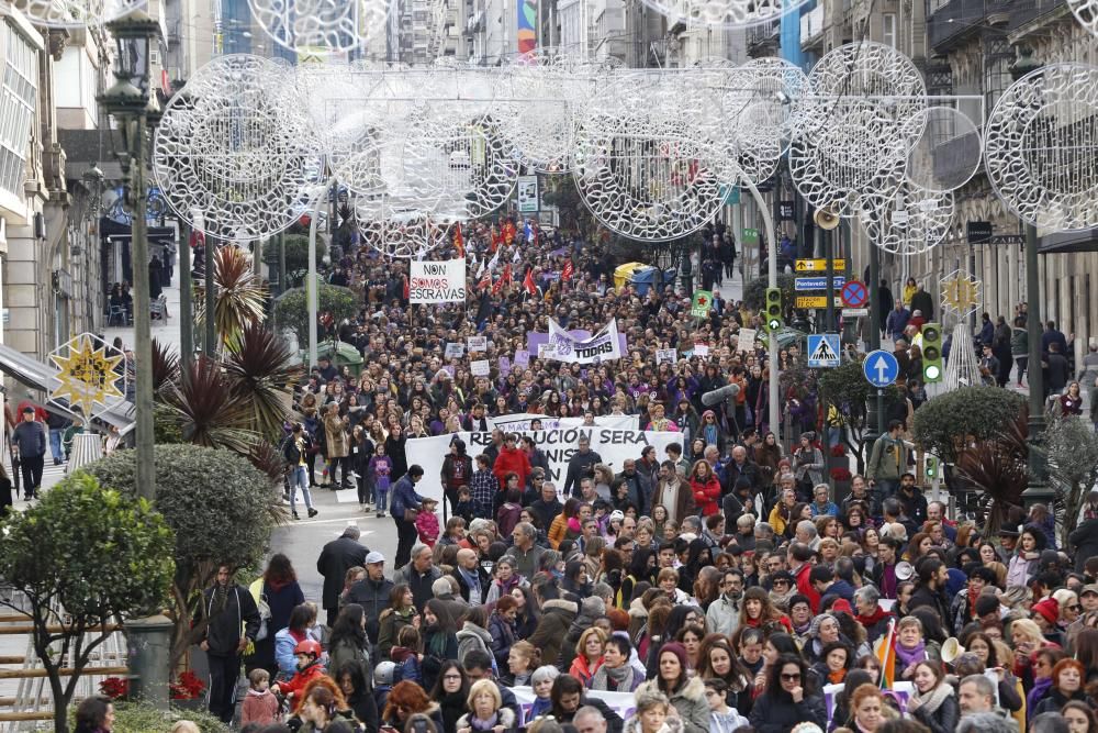 Vigo sale a la calle para clamar contra la violencia machista // R. Grobas