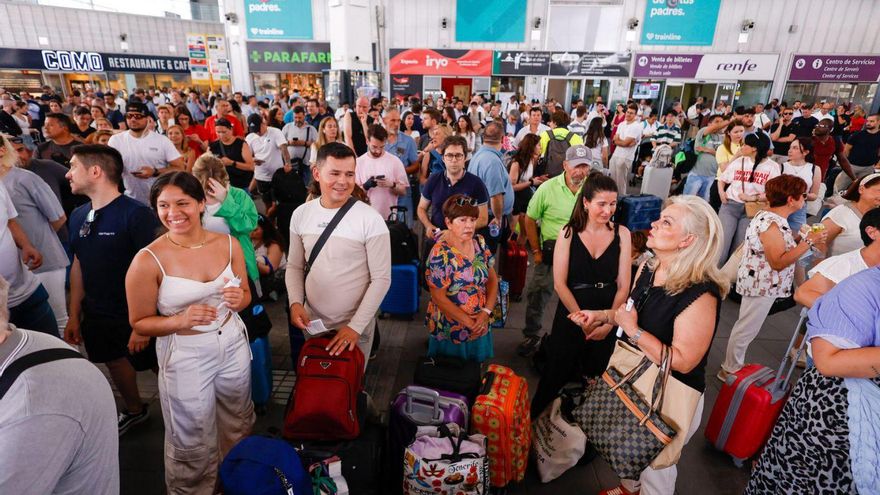 Dos estampas de la multitud que se formó ayer en la estación de alta velocidad de Joaquín Sorolla debido a la suspensión de la circulación entre Madrid y València durante tres horas.