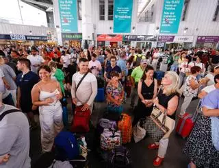 La tercera gran avería en dos meses en la alta velocidad indigna a los viajeros