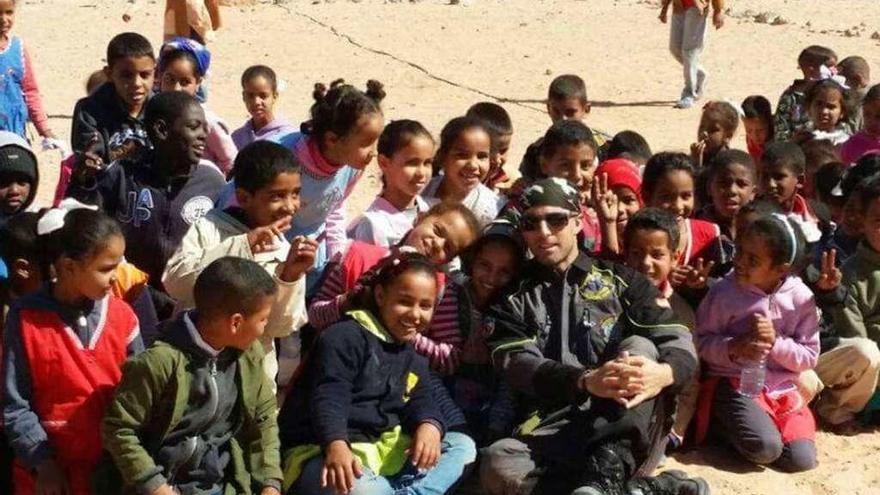 Javier Bodego, rodeado de niños saharauis en uno de los campos donde trabaja la ONG.