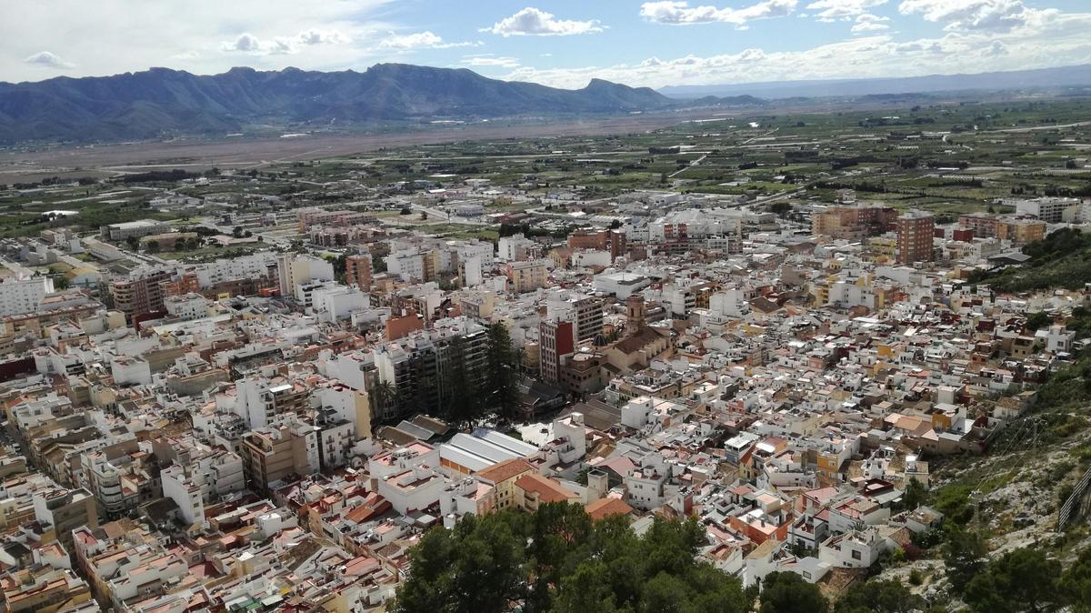 Vista aérea del casco urbano de Cullera desde la montaña.