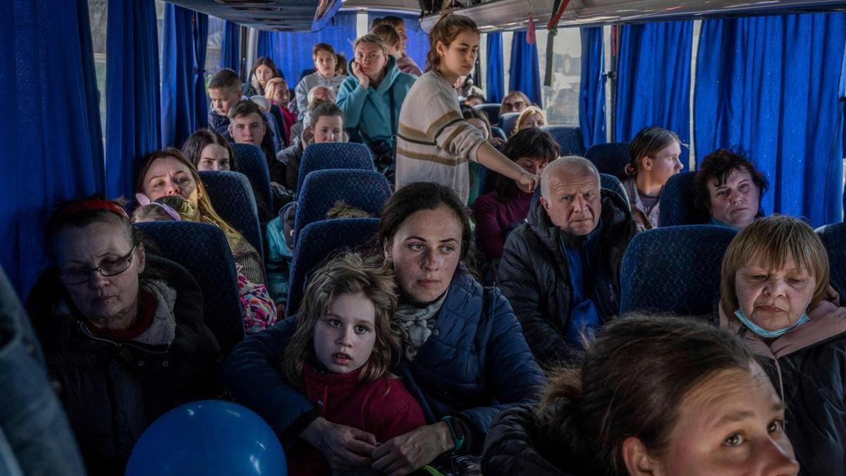 Refugiados ucranianos dentro de un autobús después de cruzar la frontera de Ucrania con Polonia, en Medyka, el 28 de marzo de 2022.