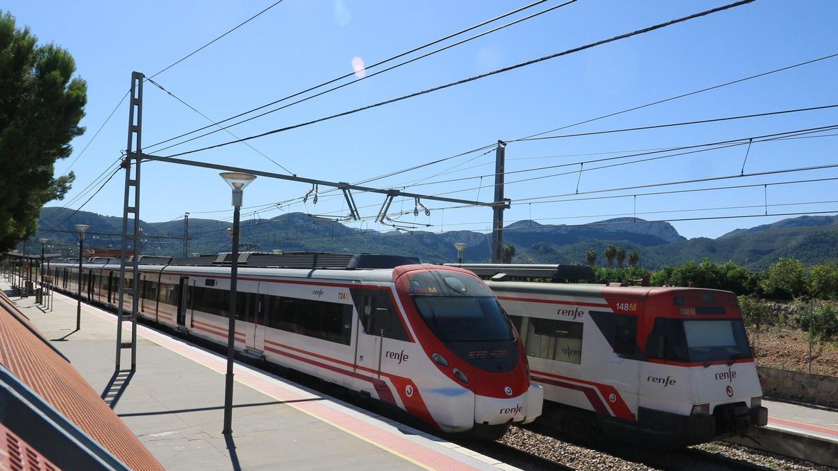 Dos trenes de Cercanías estacionados en la estación de Xeraco, en una imagen de archivo.