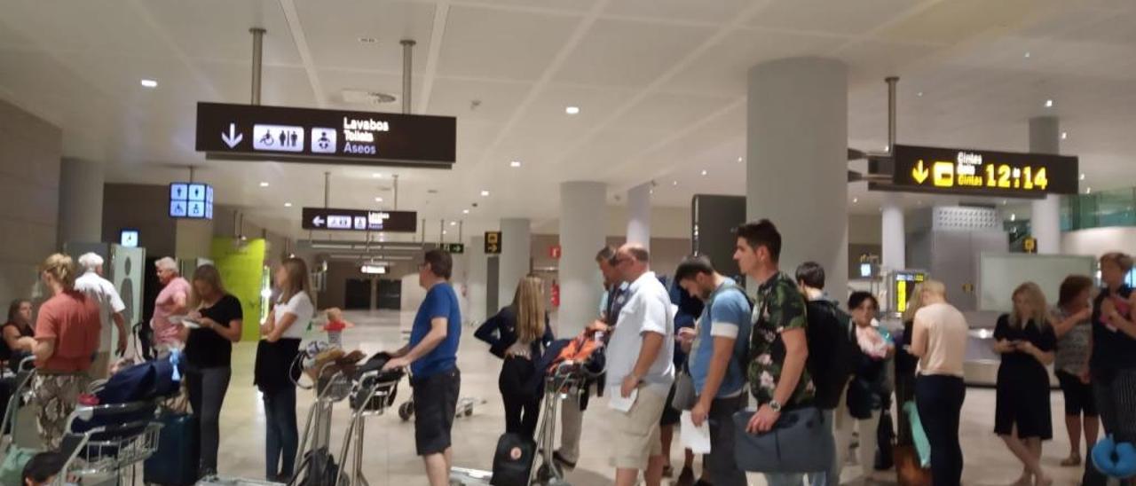 Los afectados guardaron varias horas de cola en el aeropuerto alicantino para poner una queja.