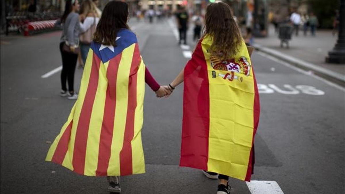 Estelada y bandera española en la manifestación del 3 de octubre en Barcelona contra la represión del 1-O