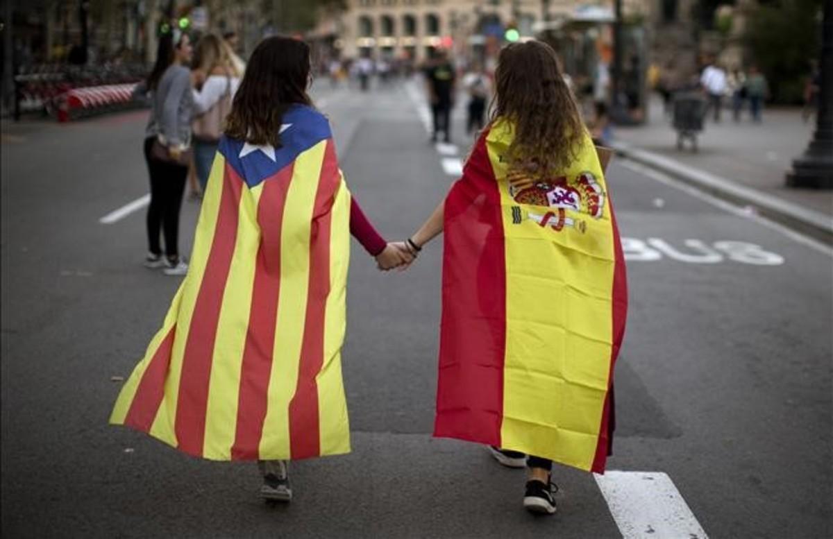 Dos jóvenes se dan la mano en la manifestación del 3 de octubre en Barcelona contra la represión del 1-O