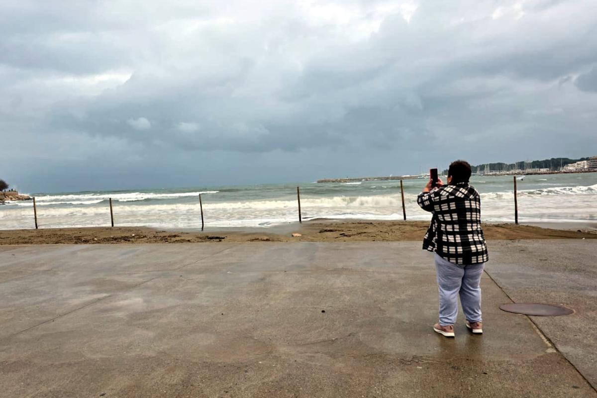 La llevantada va prenent força aquest dilluns i ja acumula quantitats de precipitació superiors als 70 litres a l'Empordà i onades de més de quatre metres a la Costa Brava.