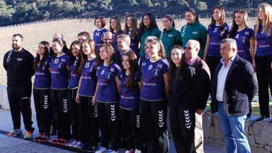 El equipo cadete femenino del BM Zamora, posando en el exterior del Hotel Valbusenda.