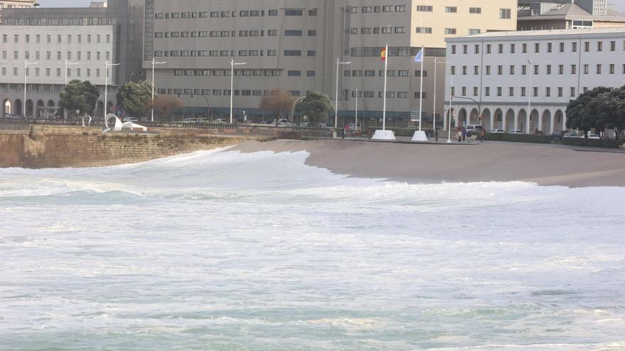 La alerta roja en el mar se mantiene en las primeras horas de este martes en A Coruña