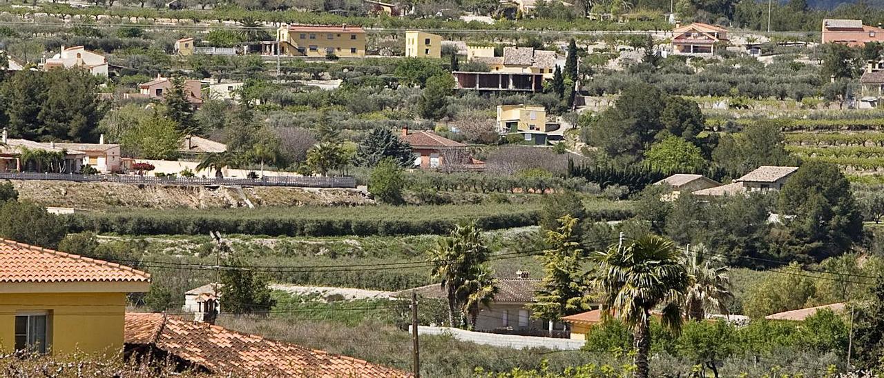 Vista de varias casetas en una parcela del diseminado de Ontinyent, en una imagen de archivo | PERALES IBORRA