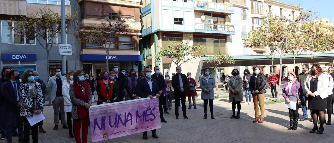 Imagen de 2020 durante la inauguración en Vila-real de un mural cerámico floral en repulsa de la violencia machista por el 25N.