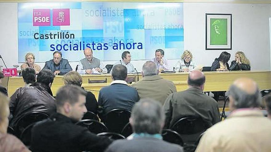 Ricardo Ulpiano Álvarez, el cuarto por la izquierda, junto con parte de la ejecutiva en la asamblea del 22 de octubre.