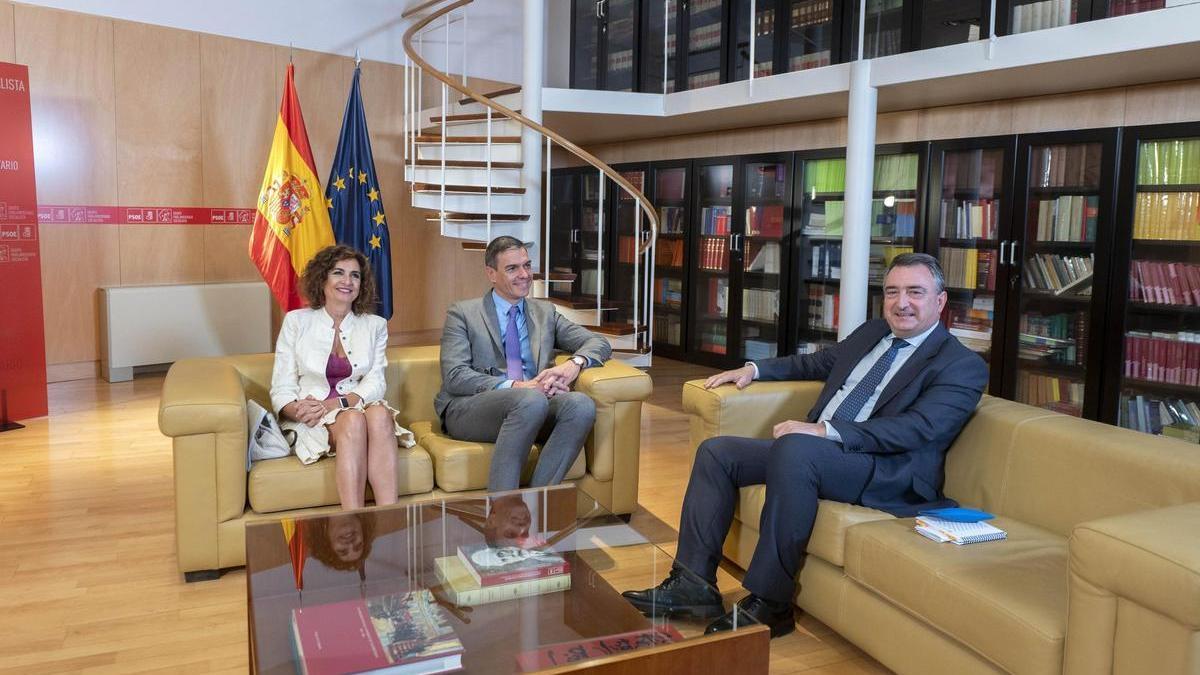 Pedro Sánchez junto a María Jesús Montero reunidos con Aitor Esteban