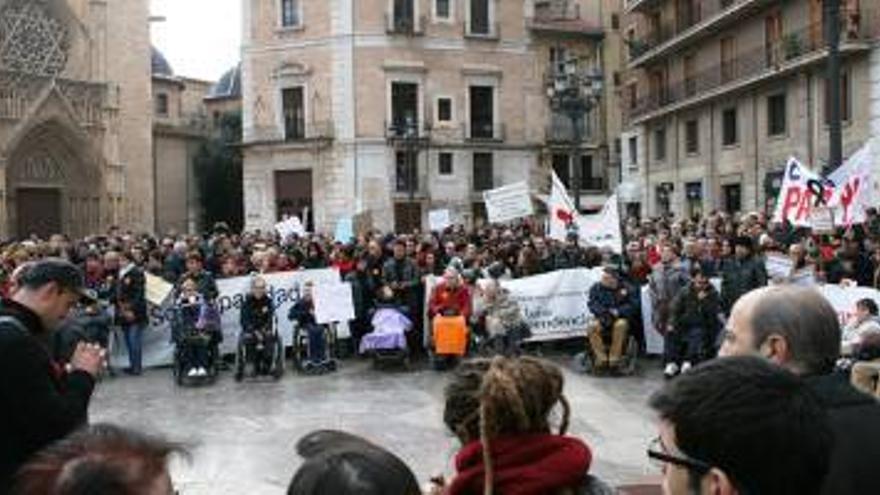 Centenares de discapacitados claman contra el copago