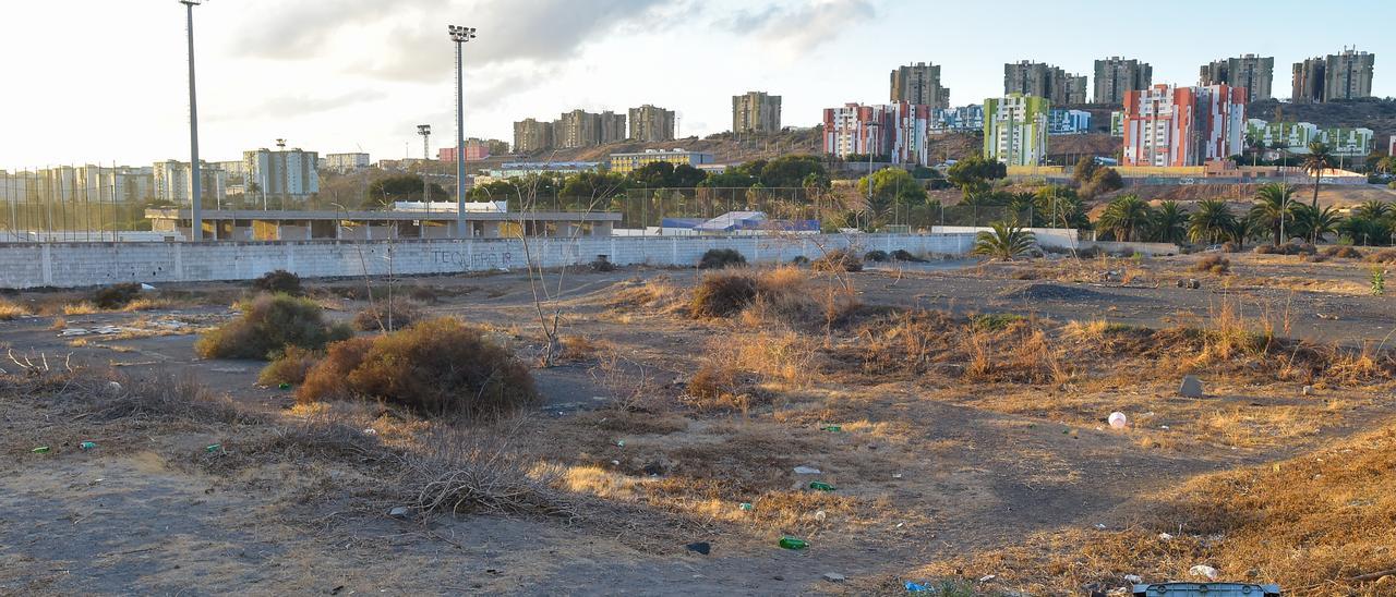 Parcela donde se construirá la piscina y el nuevo polideportivo