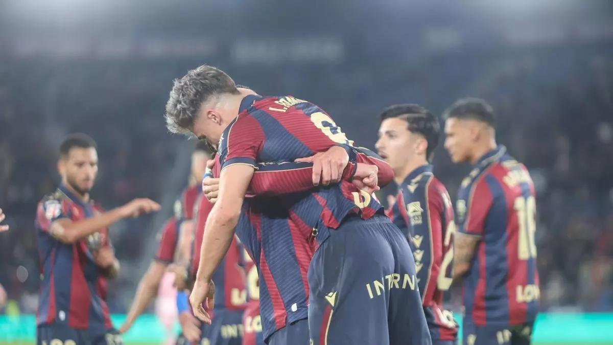 El equipo celebra el gol de Iván Romero contra el Oviedo.