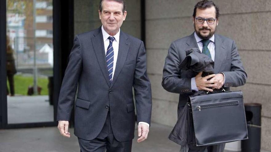 El alcalde de Vigo, Abel Caballero, ayer, saliendo de los juzgados de Vigo junto a su abogado.