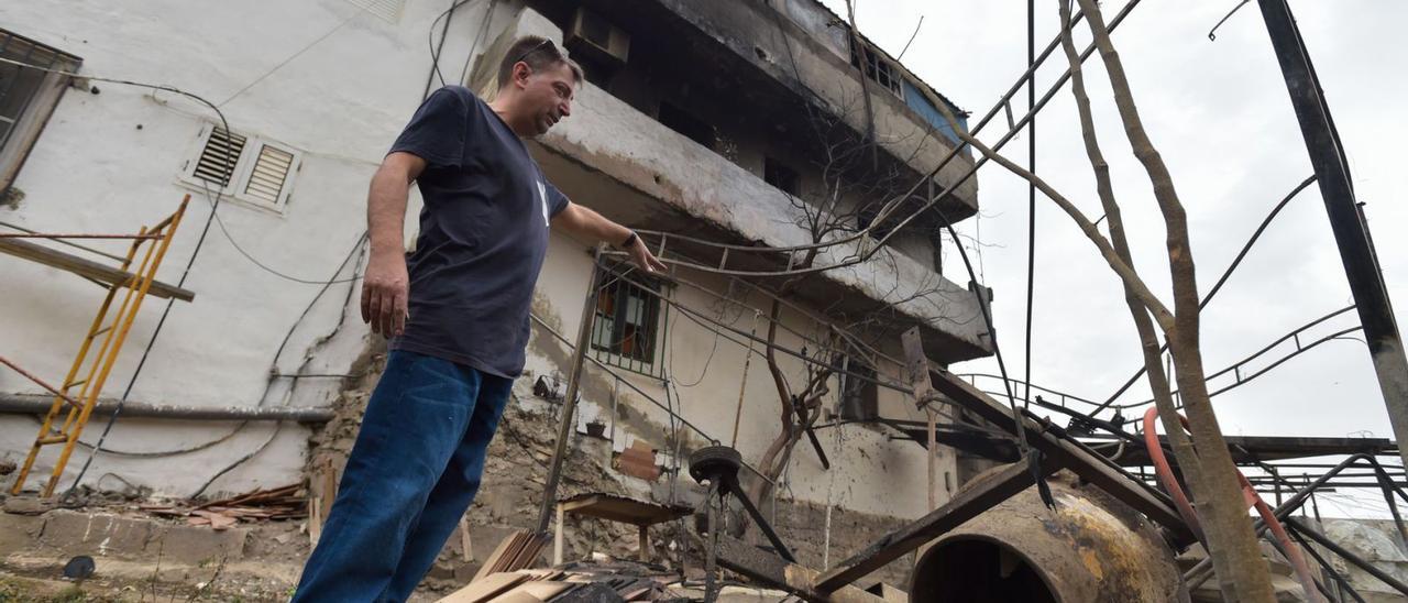 Uno de los vecinos de Tasarte afectados por el incendio de febrero de 2020 muestra los daños causados por el fuego en su vivienda. | | ANDRES CRUZ