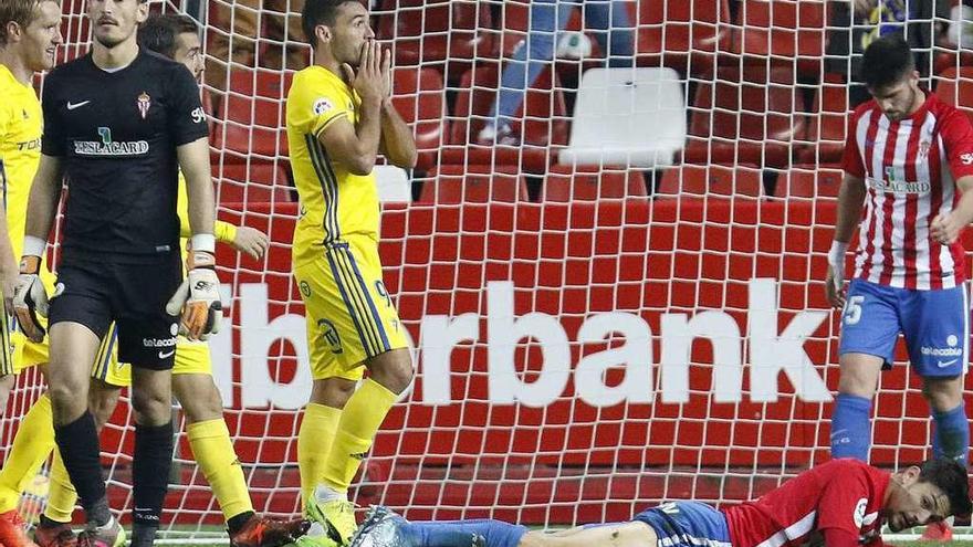 Barral pide perdón tras marcar al Sporting el gol de la primera vuelta.