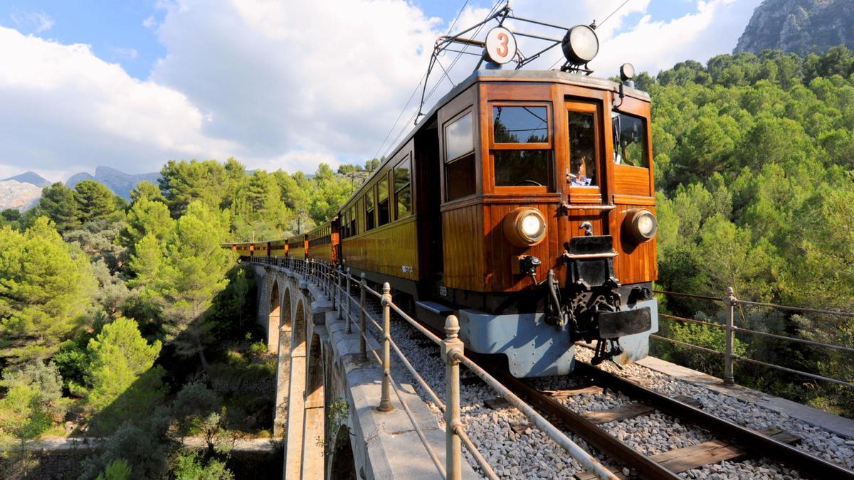El Tren de Sóller conecta la capital con el valle a traves de un recorrido inolvidable.