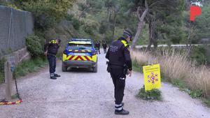 Control de la Guardia Urbana de Barcelona en uno de los accesos al parque natural de Collserola, restringido por la peste porcina.