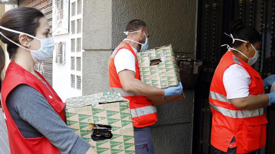 La Cruz Roja reparte comida a familias con pocos recursos.