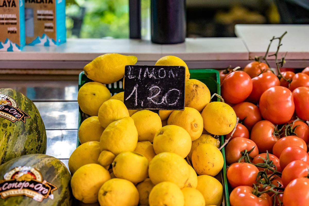 Un puesto de frutas y verduras en un mercado de la provincia.