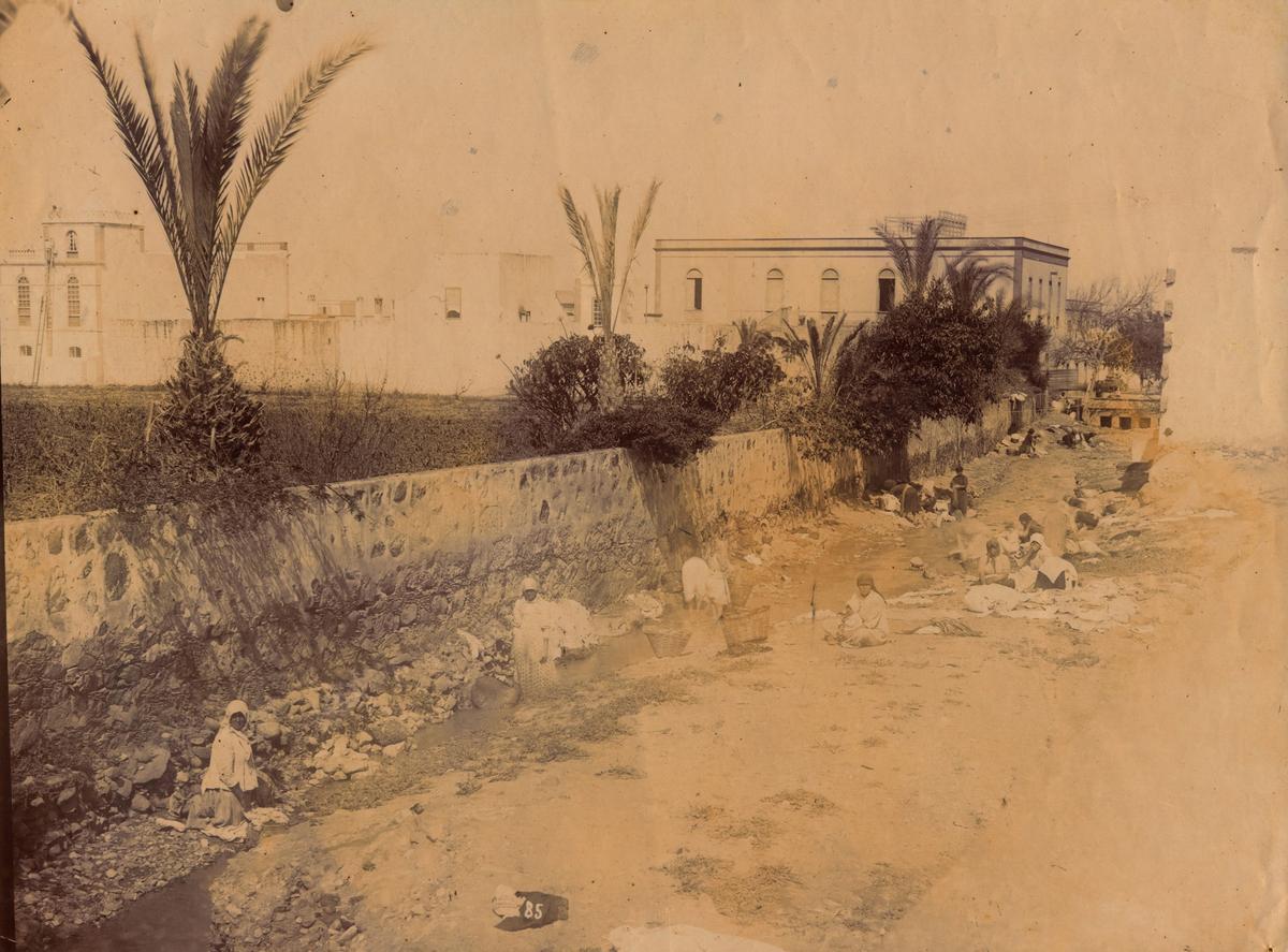 Foto original de Luis Ojeda donde se ve el cauce del barranco y el muro de contención tomada desde la calle León y Castillo hacia Colmenares.