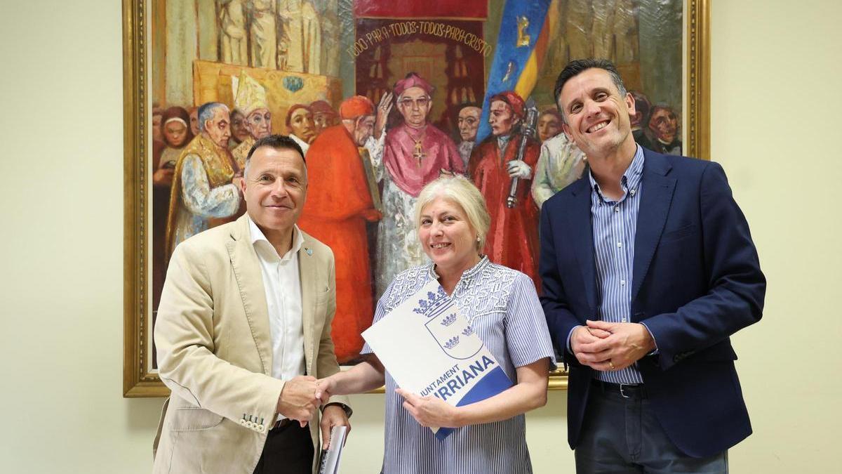 El alcalde, Jorge Monferrer, Vicenta María Enrique-Tarancón Gallego y el edil de Cultura, Alejandro Clausell durante la firma del acta de cesión del legado.