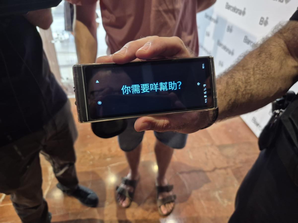 Uno de los traductores repartidos a la Guardia Urbana de Barcelona, con un mensaje que pregunta qué ayuda se necesita en chino cantonés.