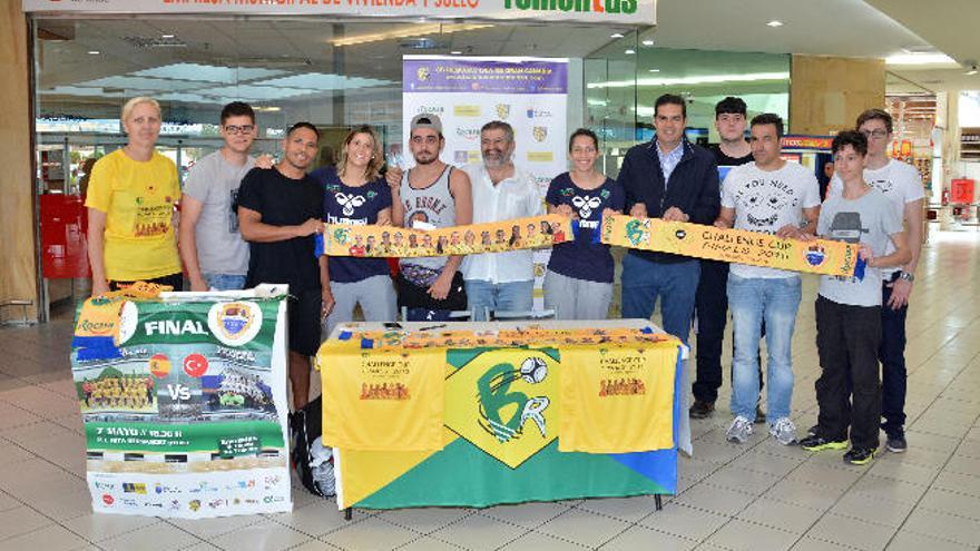 Un grupo de aficionados con María Luján y Carmen Toscano.