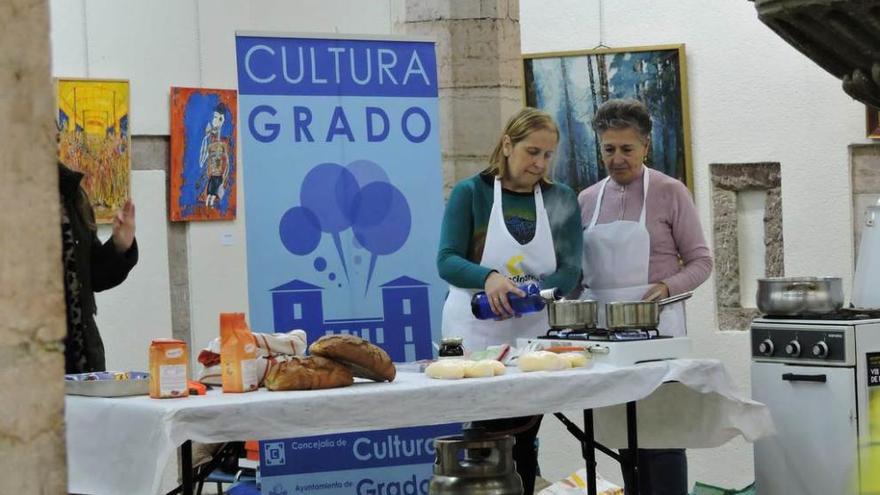 Belén García prepara el escaldao con la ayuda de Amparo García, de &quot;Mujeres por Grado&quot;.