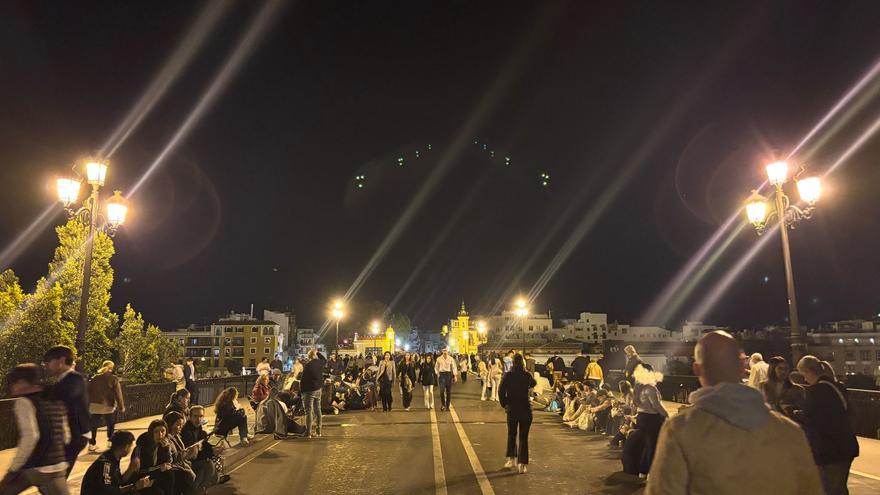 Vídeo | El puente de Triana con varias hileras de personas a más de dos horas para que salga la Esperanza de Triana