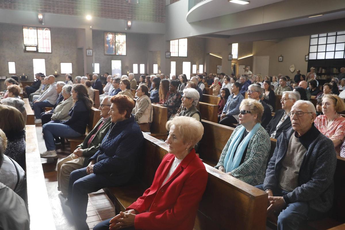 Asistentes a la misa celebrada el domingo en Ventanielles.