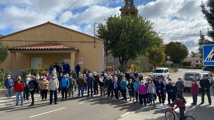 Vecinos de Almeida en una concentración para reclamar la apertura del consultorio