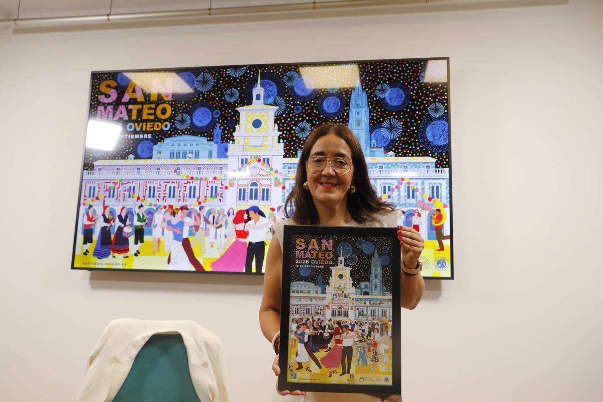 La concejala de Festejos de Oviedo, Covadonga Díaz, en la presentación de la programación de conciertos de San Mateo, con el cartel de las fiestas.