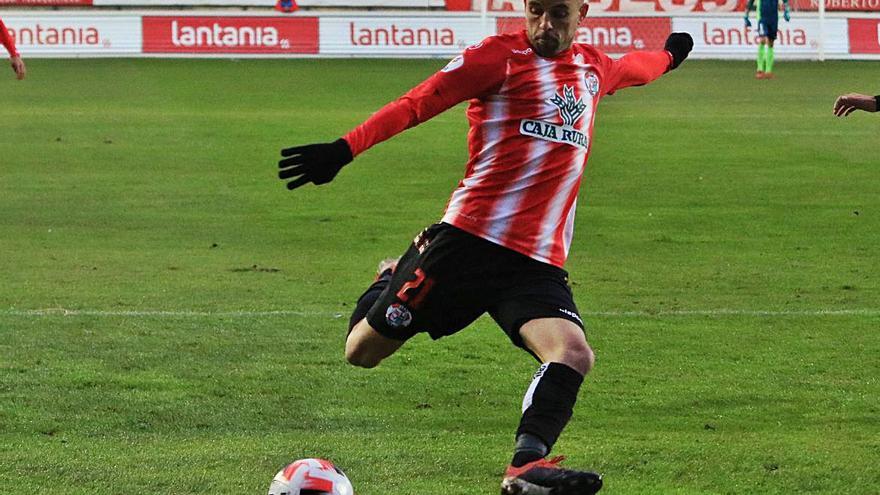 Sergio García dispara a puerta en un duelo anterior del Zamora CF. | José Luis Fernández