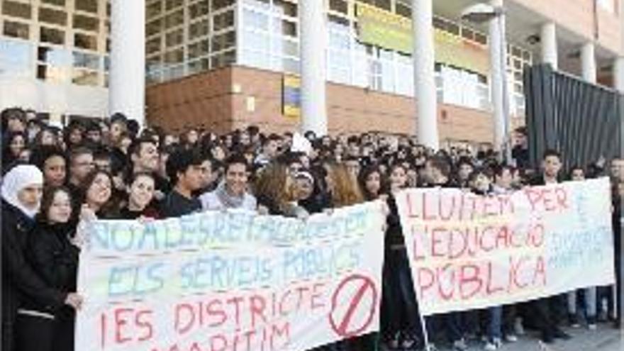 El IES Marítim de Valencia protestó ayer contra los recortes.