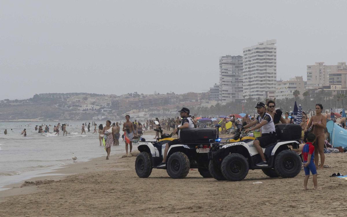 Bandera roja en la playa de San Juan en Alicante: los socorristas obligan a los bañistas a salir del agua por la alerta de viento