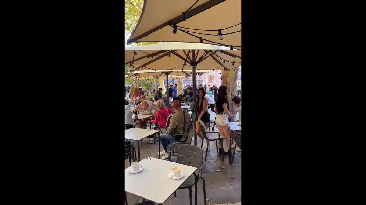 Una baralla al Passeig de Manresa fa volar cadires i taules