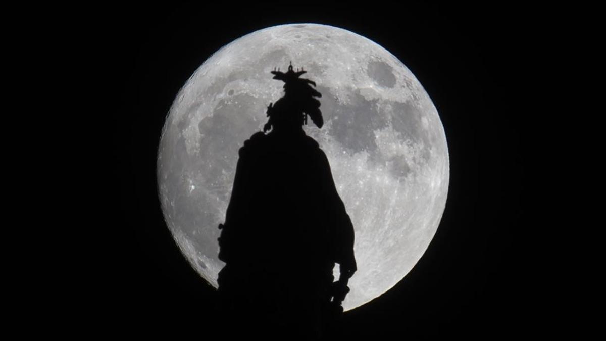 jgblanco36278663 a super moon rises over the statue of freedom on the capitol161114110529