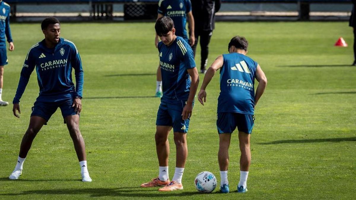 Diego Monzón, entre Álex Gomes y Larios, en el entrenamiento de este jueves.