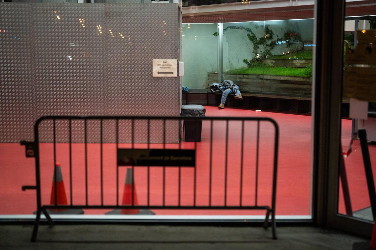 Un adolescente gambiano desamparado reposa en la comisaría del Eixample de Barcelona, esperando una palza en un centro de menores.