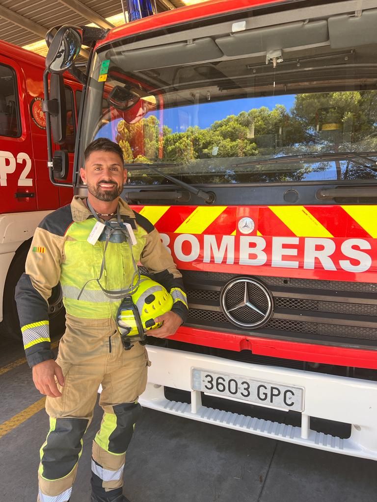 Áxel González tiene 38 años y es bombero de Castelló desde hace seis años. Anteriormente, estuvo diez años en la UME.