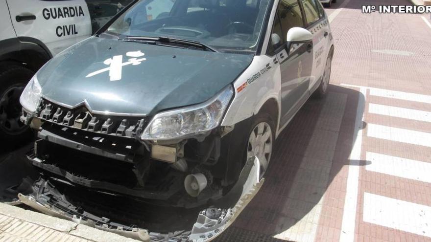 Estado en el que quedó el coche de la Guardia Civil de Villena tras la temeraria persecución en dirección a Banyeres