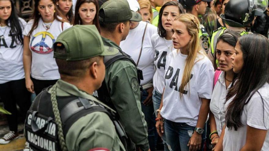 Lilian Tintori, esposa del encarcelado opositor Leopoldo López, dialoga con miembros de la Guardia Nacional Bolivariana en su intento fallido de entrar en la sede del Consejo Nacional Electoral, en Caracas.
