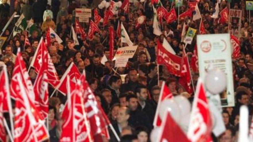 Miles de empleados públicos abarrotaron la Gran Vía de Murcia portando carteles en los que se calificaba a Valcárcel de chorizo y se le acusaba de atacar a los empleados públicos