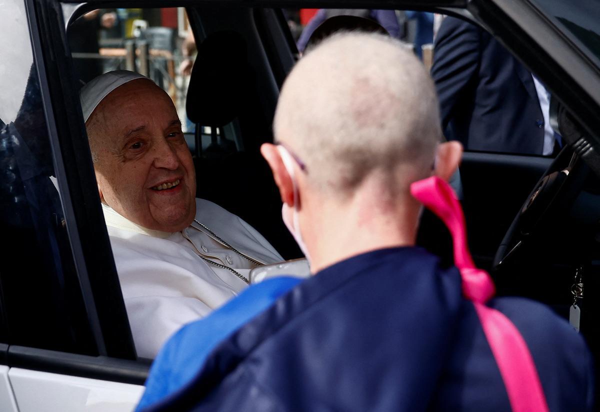 El Papa a su salida del hospital: Todavía estoy vivo. No tuve miedo